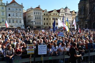 Babiš pod palbou demonstrantů na Staromáku: Ostrý vzkaz premiérovi a jeho vládě